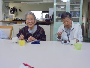 いきいき桜苑　八幡西区黒崎　差し入れのおはぎを堪能