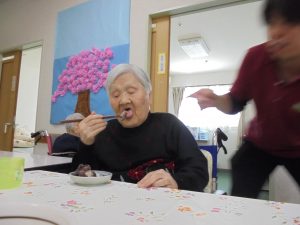 いきいき桜苑　八幡西区黒崎　差し入れのおはぎを堪能１