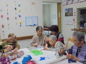 グループホームいきいき桜苑 八幡西区黒崎 鯉のぼり製作中2