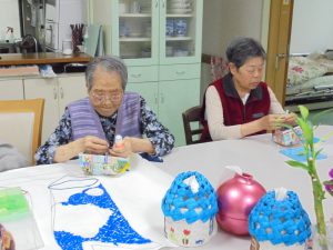 グループホームいきいき桜苑 八幡西区黒崎 鯉のぼり製作中3