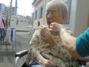 グループホームいきいき桜苑?　八幡西区黒崎　苑庭でお茶会2
