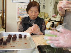 いきいきデイサービス　若松区　桜餅作り3