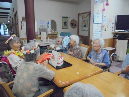 グループホームいきいき良花居 八幡西区東折尾町 6月お誕生会1
