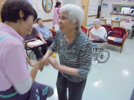 八幡西区黒崎　グループホームいきいき桜苑?　日常１　ダンス習得中