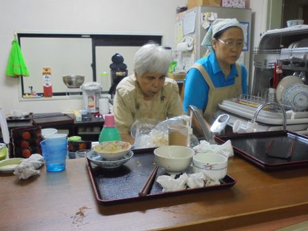 八幡西区黒崎　グループホームいきいき桜苑?　日常８　お茶碗洗い