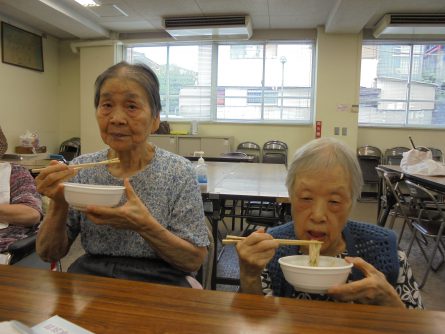 八幡西区黒崎　グループホームいきいき桜苑?　そうめん流し４