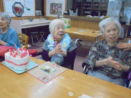 グループホームいきいき良花居　八幡西区東折尾町　10月お誕生日会1