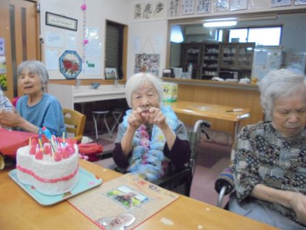 グループホームいきいき良花居　八幡西区東折尾町　10月お誕生日会3