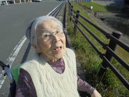 八幡西区東折尾町 グループホームいきいき良花居 お散歩日和1