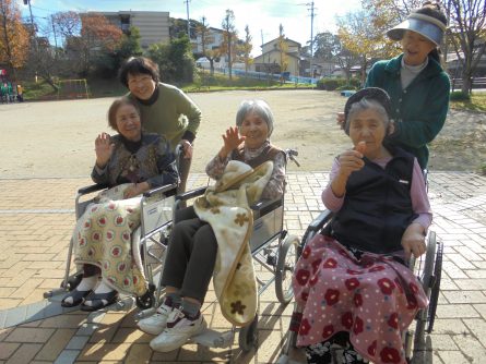 八幡西区東折尾町 グループホームいきいき良花居 お散歩日和3