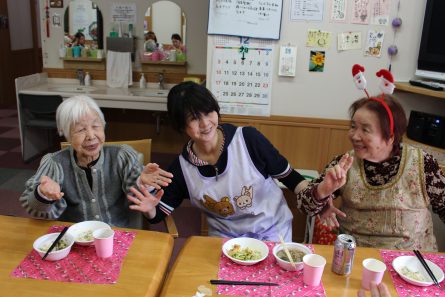 八幡西区東折尾町 グループホームいきいき良花居 鍋パーティー2