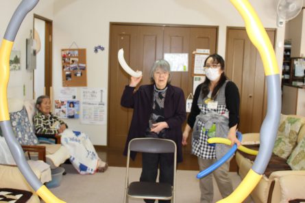 いきいきデイサービス若松区青葉台西　風船ダーツ①