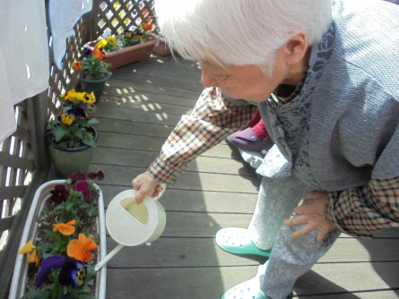 八幡西区東折尾町　グループホームいきいき良花居　日常の過ごし方①お花の水やり
