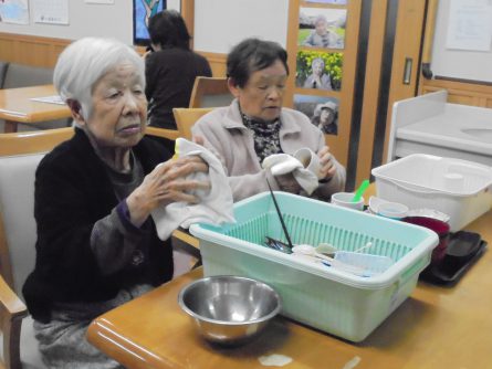 八幡西区東折尾町　グループホームいきいき良花居　日常の過ごし方④食器拭き