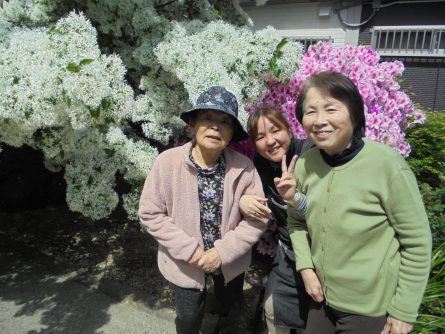 八幡西区東折尾町　グループホームいきいき良花居　おでかけ日和③お花も満開