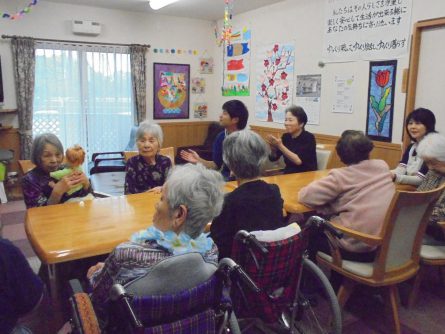 八幡西区東折尾町　グループホームいきいき良花居（よかとこ）　５月お誕生会②皆でお誕生日の歌を唄いました