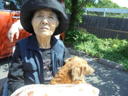 八幡西区東折尾町　グループホームいきいき（よかとこ）日常の過ごし方①愛犬「ラブ」と一緒にお散歩へ