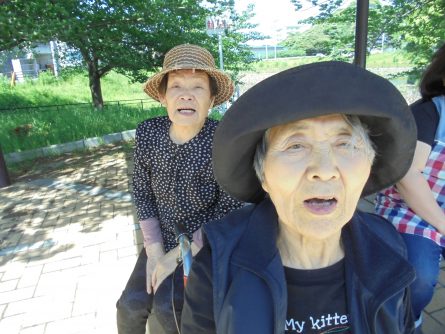 八幡西区東折尾町　グループホームいきいき良花居（よかとこ）日常の過ごし方②外は風が強くてびっくり！！