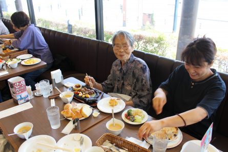 八幡西区山寺町 グループホームいきいき桜苑? 外食レク⑥
