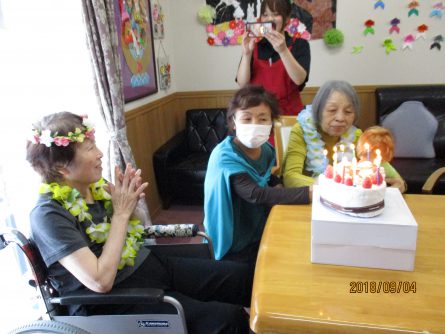 八幡西区東折尾町 グループホームいきいき良花居(よかとこ)9月お誕生会③お誕生日の歌に合わせてケーキが登場!!いつまでもお元気でいてください!!