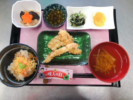 ・ちらし寿司 ・天ぷらの盛り合わせ ・酢の物 ・高野豆腐の煮物 ・すまし汁 ・フルーツ 