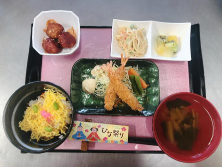 ・ちらし寿司 ・エビフライ ・肉団子の甘酢あん ・スパサラ ・すまし汁 ・フルーツ（キウイ）