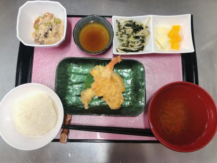 ・ご飯 ・天ぷらの盛り合わせ ・卯の花 ・酢の物 ・すまし汁 ・フルーツ
