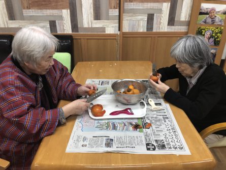 「おいしそうな柿やね。」「一緒に食べようね。」