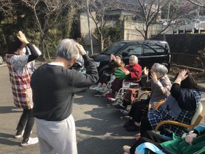 ♪幸せなら手を叩こう♪幸せなら頭叩こう♪