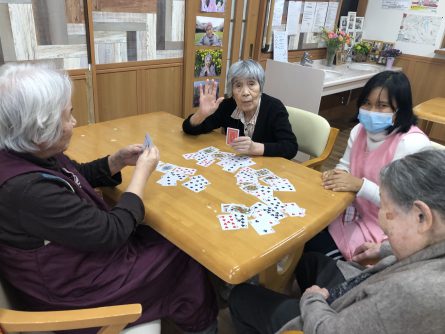 最近のお気に入りは【ババ抜き】笑いが絶えません。