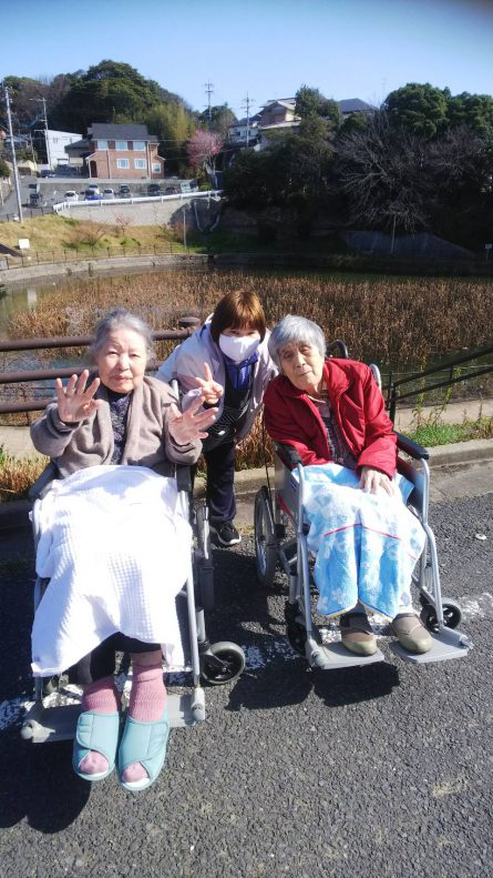 事業所の目の前に行池と公園があります。折尾駅から徒歩10分ですが静かな環境に恵まれています。