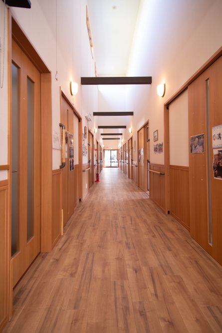 廊下が長いので屋内でも歩行訓練ができます。
