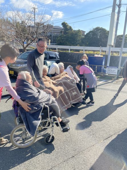 無事に避難できました。外は寒いですが良い天気でした。