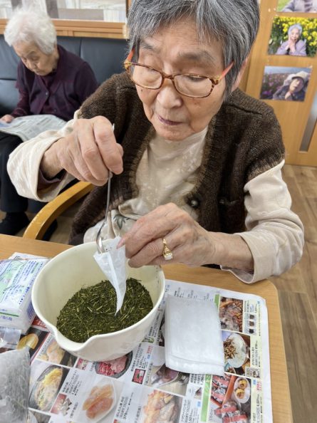 毎日頂く美味しいお茶。葉っぱをパックに詰めてもらっております。