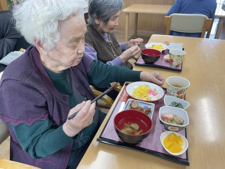 まずは本日の昼食。おいしいいきいきフーズの節分メニュー。腹が減っては戦ができぬ、エイエイオー！！