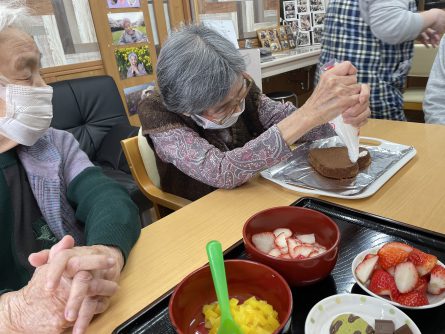 ハートのケーキに生クリームをデコレーションしていきます。これが意外と難しいんです。皆さんの応援のおかげで頑張ってデコレーションができました。