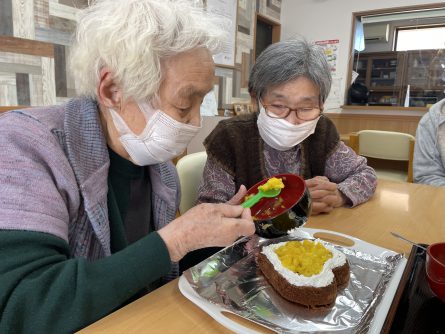 フルーツをデコレーションしていきます。生クリームからはみでないように上手に飾り付けます。