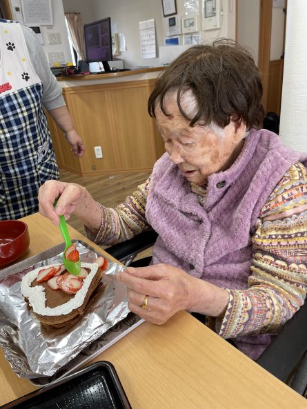 いちごをデコレーション。「私がやりましょう。」と率先して手伝ってくださいました。