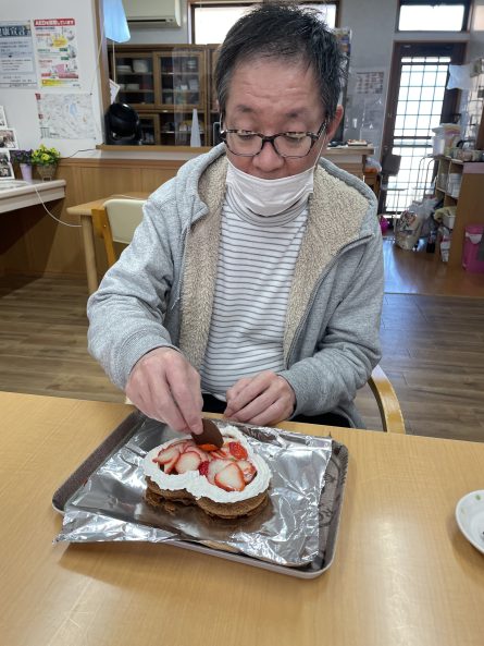 最後にチョコレートを飾って、できあがり！！