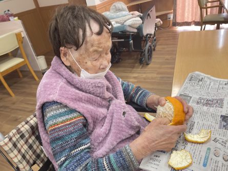 お誕生日にデコポンを頂きました。100歳のご利用者様、自分のことはご自分でされます。これが自立支援です。皮むきを頑張り、1個召し上がりました。