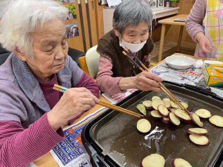 ホットプレートで炒めます。仲良しなお二人はいつもあ・うんの呼吸が合ってます。