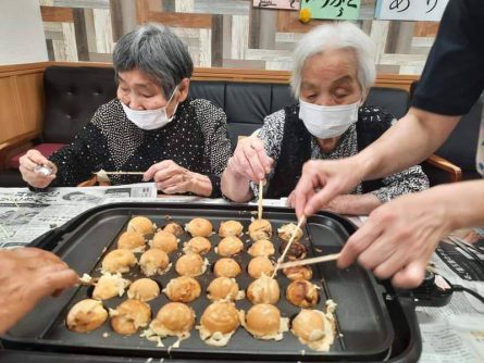 中身はあんことチョコの甘いたこ焼きでした。