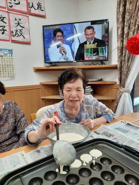 焼きますよ～これはたこ焼きかな？