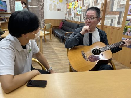 いきいき倶楽部の石田所長にギターのチューニングをして頂きました♪