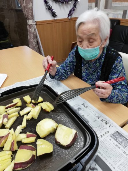 ホットプレートで焼いて味付けします。