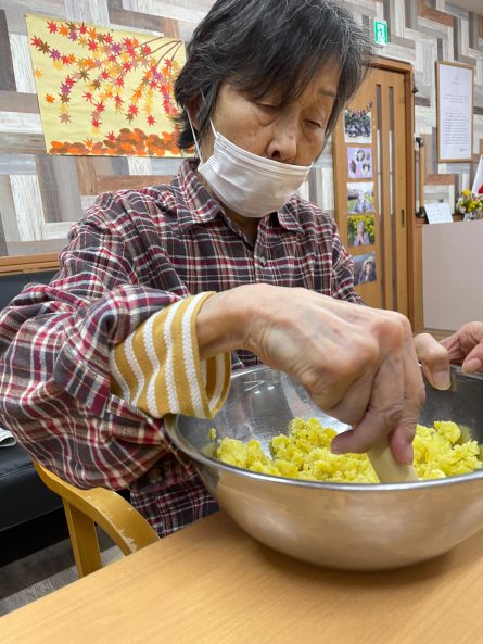 さつま芋を湯がいて、つぶしていきます。