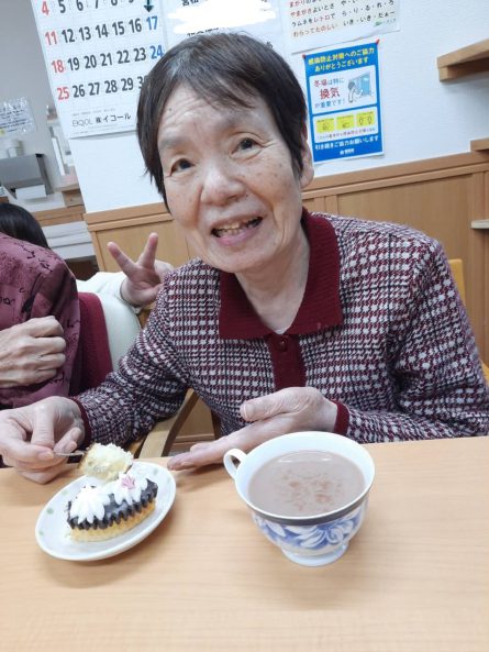 3時のおやつはケーキ。スイーツがあるとほっこりします。