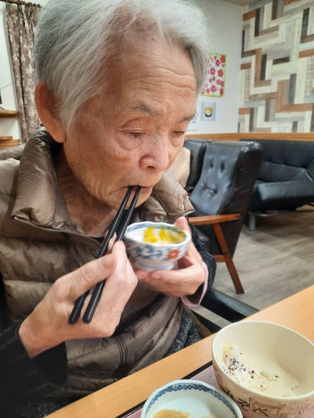 【食べるに喜びを】食べやすいように器等も工夫して自立支援を大事にしています。