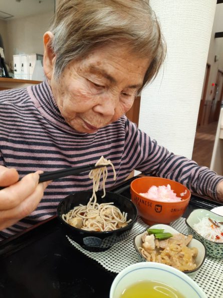 【食べるに喜びを】いきいき特製の自家製十割そばです。いきいきの皆様は毎日、食べる喜びを感じています。