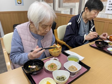 【食べるに喜びを】ひな祭りはいきいきフーズの美味しいちらし寿司でした。